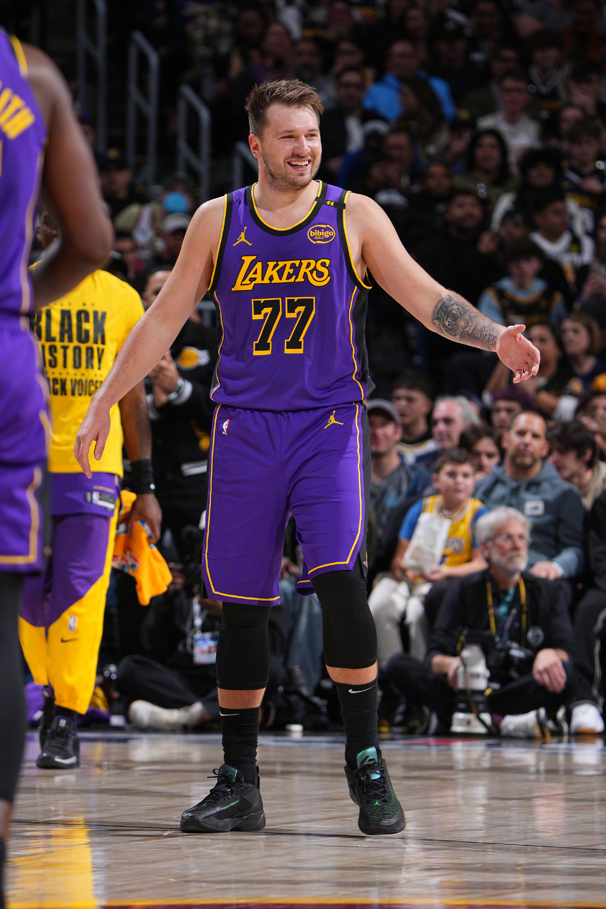 NBA巨星在比赛中绽放：湖人队员以惊人速度取得领先的简单介绍