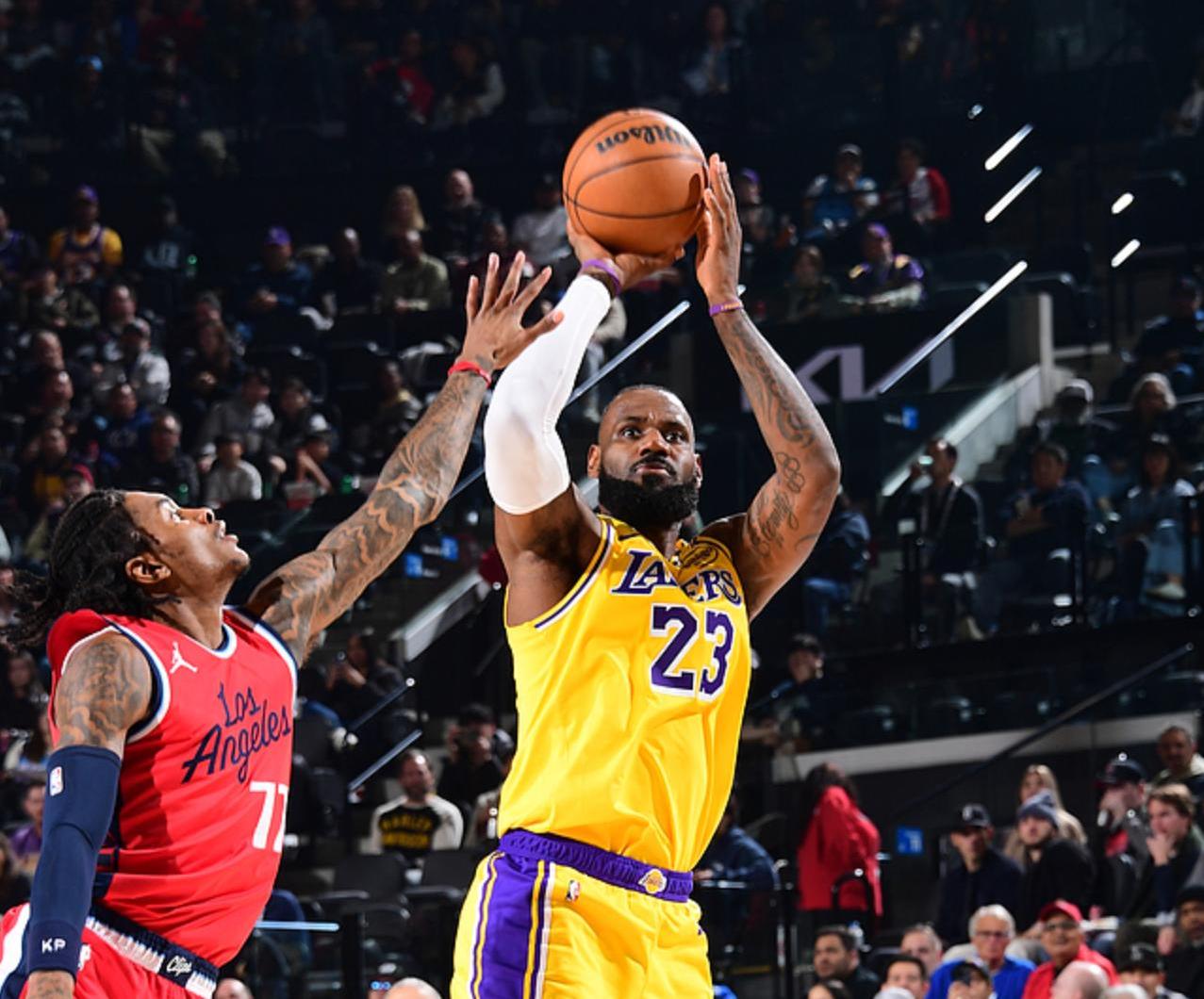 NBA巨星在比赛中绽放：湖人队员以惊人速度取得领先的简单介绍